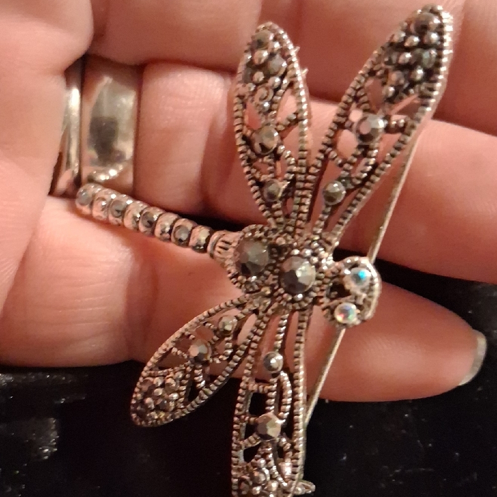Elegant Silver Dragonfly Brooch - Picture 7 of 7
